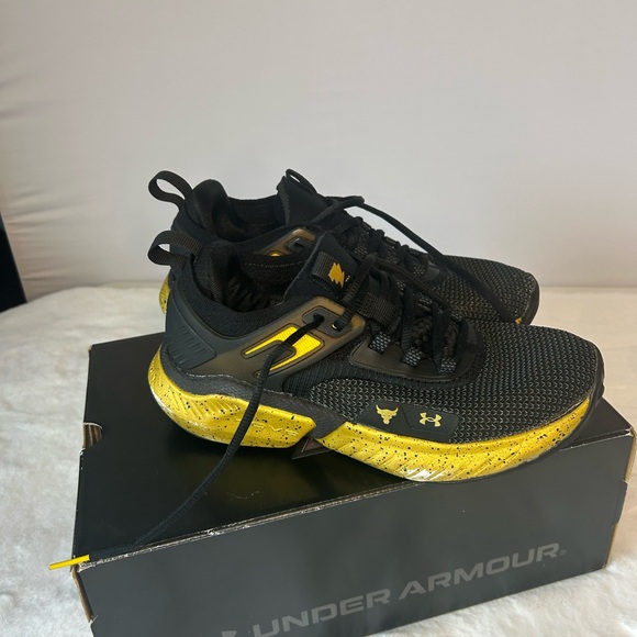 Under Armour Project Rock Shoes Anti Hero Black Yellow 7Y Womens 8.5 Black Adam - Picture 2 of 8